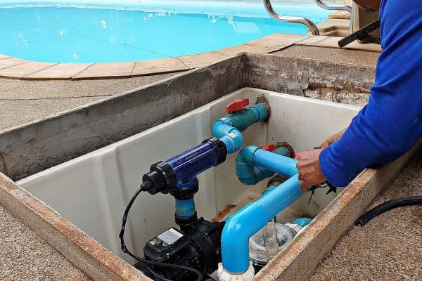 Technicien effectuant une recherche de fuite de piscine à Cannes